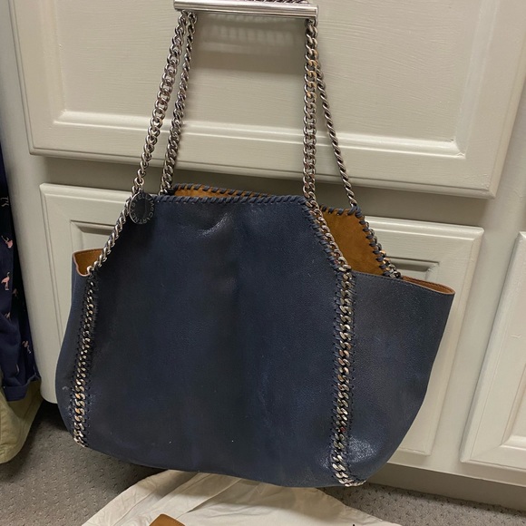 Stella McCartney Falabella Reversible Vegan Leather Tote - Picture 4 of 10